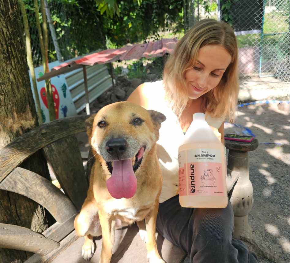 ANIPURA customer with a dog